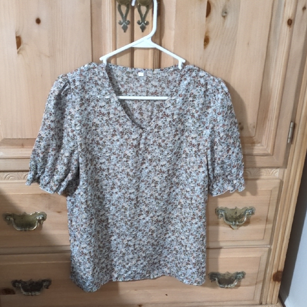 Chic Floral V-Neck Blouse